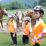 Деца и коне в планината