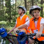 Деца с велосипеди и каски