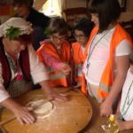 Децата се учат да приготвят българска баница | LuckyKids