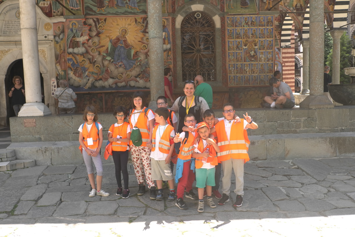 Снимка на деца в Рилски манастир | Lucky Kids
