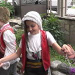 Децата се учат да играят хоро | Lucky Kids