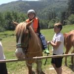 Дете язди кон и се учи | Lucky Kids