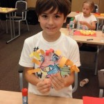 Дете прави изкуство в час по английски | Lucky Kids