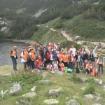 Групова снимка на деца до планинско езеро | Lucky Kids