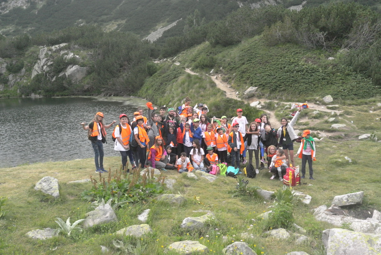 A group photo of children up to a mountain lake | Lucky Kids
