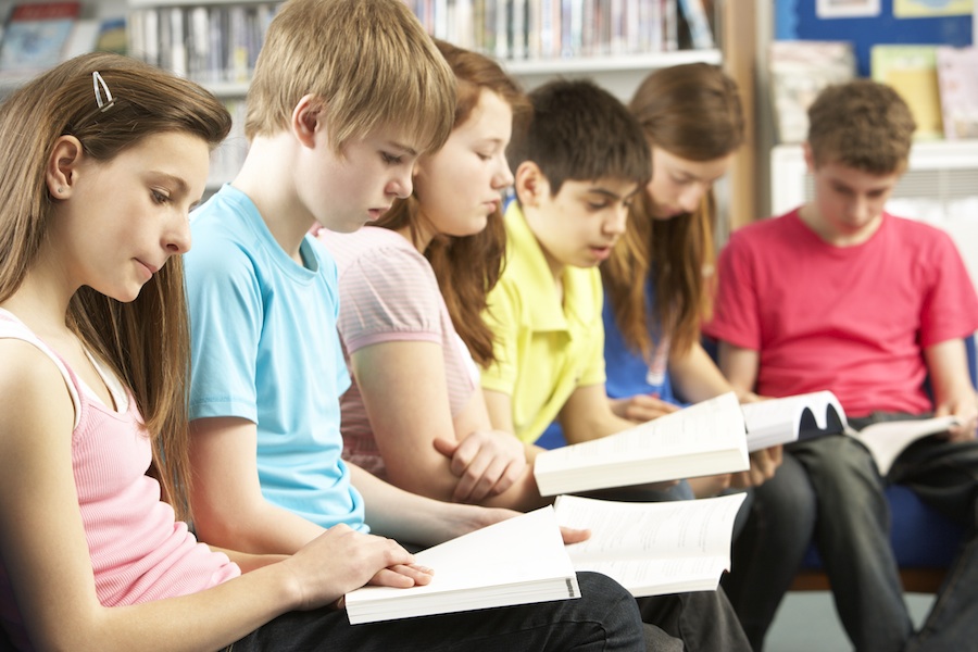 Млади ученици четат в библиотека | Lucky Kids